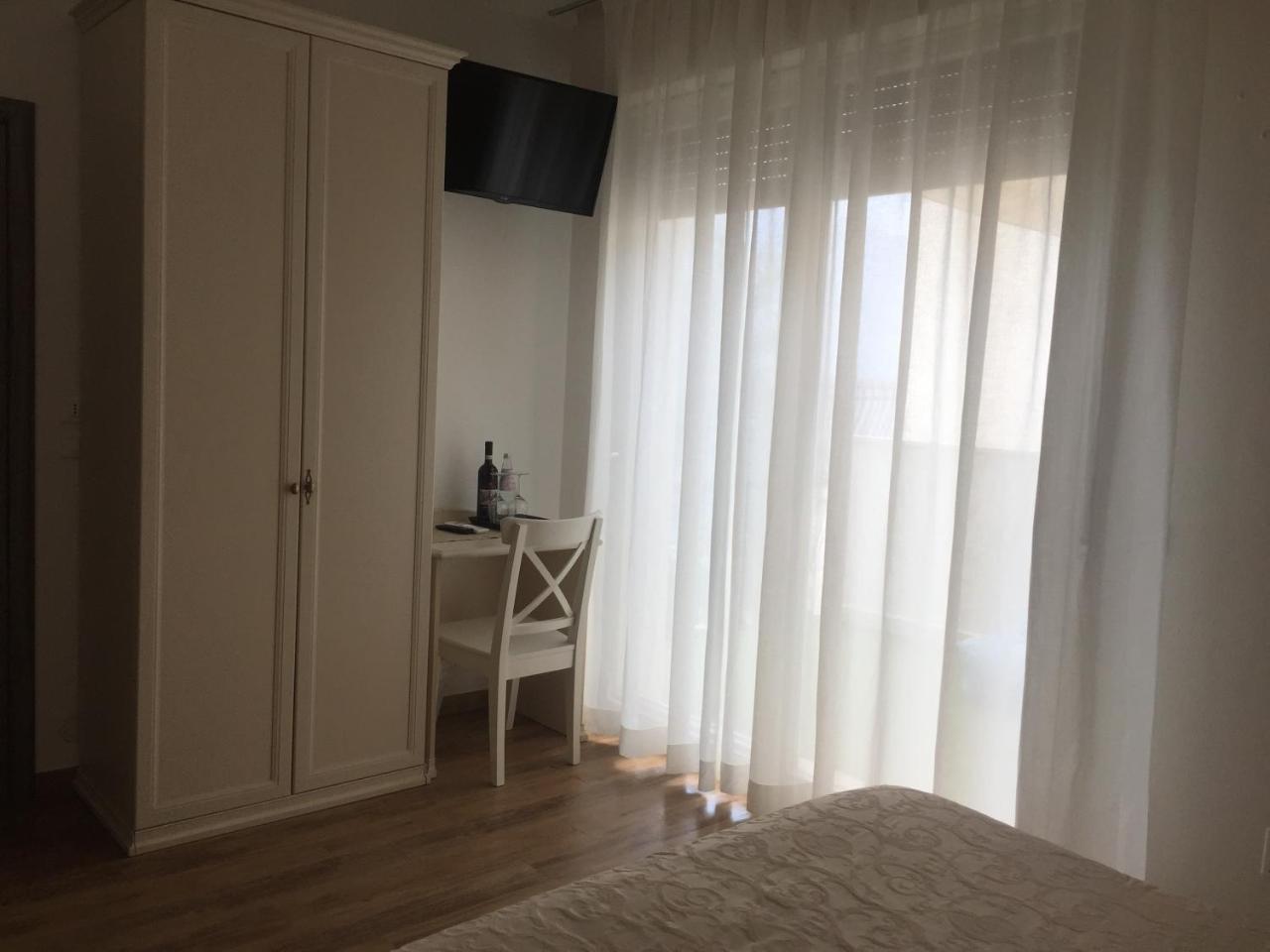 Double Room lateral Balcony Lake View