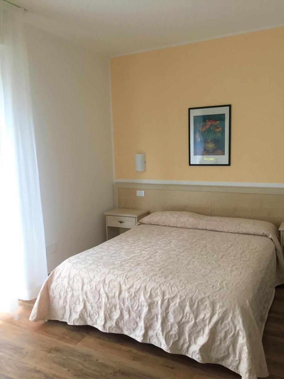 Double Room lateral Balcony Lake View